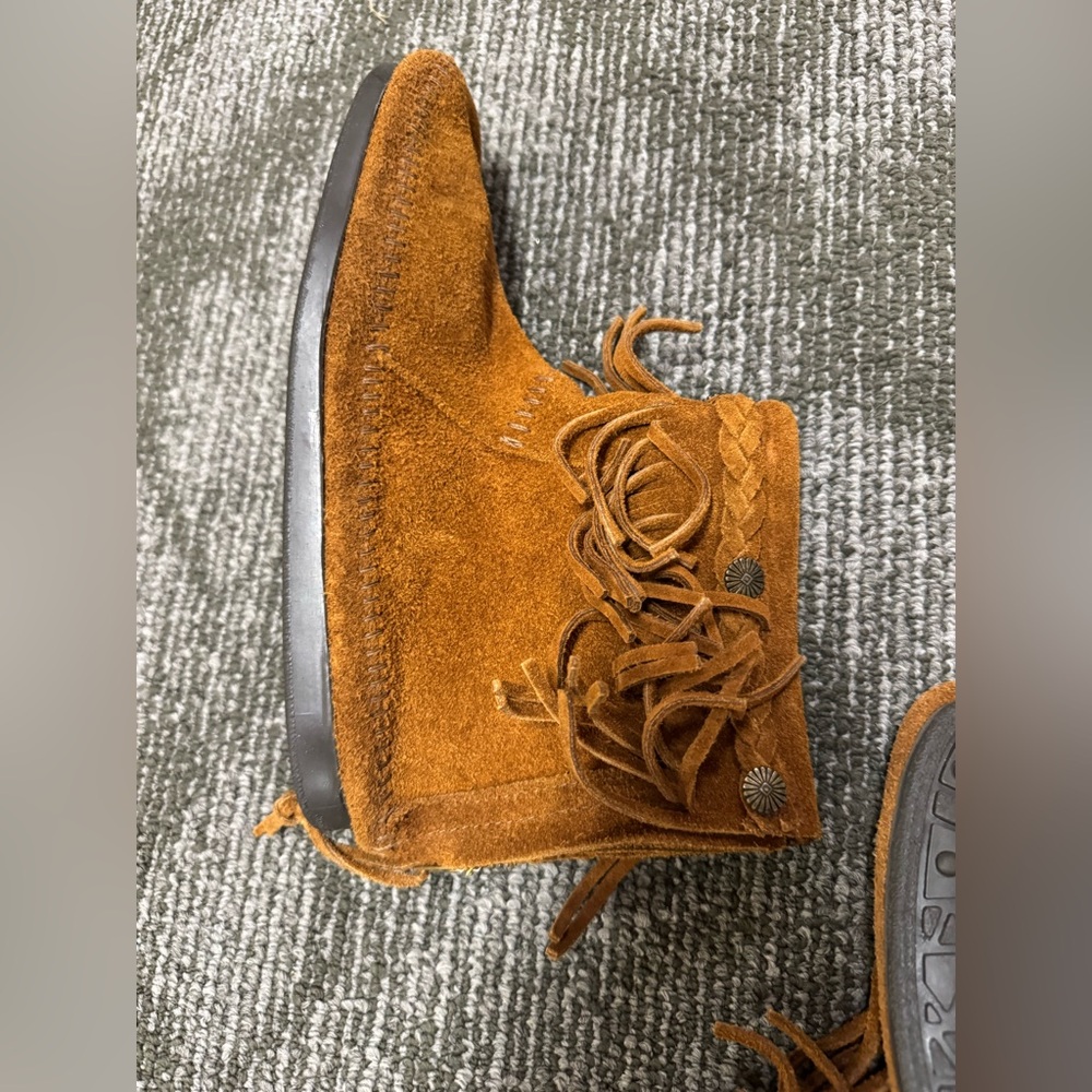 Minnetonka Brown Suede Ankle Boots with Fringe